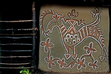Stammes-Wandkunst im hügeligen Dorf Hazaribagh in Jharkhand, Indien